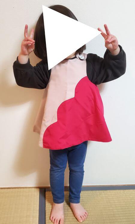 マールマールのエプロン「パレット」を着た3歳娘