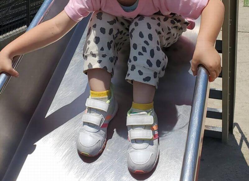 Kutoon(クトゥーン)で借りた靴を履いて遊ぶ娘